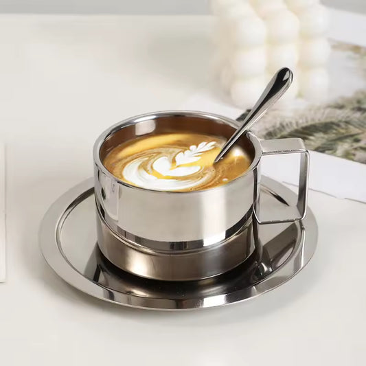 Tazza con piattino e cucchiaino