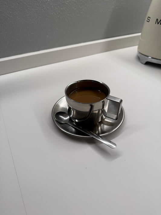 Tazza con piattino e cucchiaino