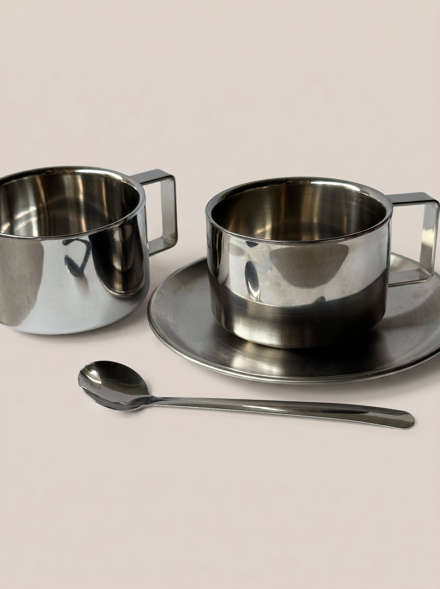 Tazza con piattino e cucchiaino