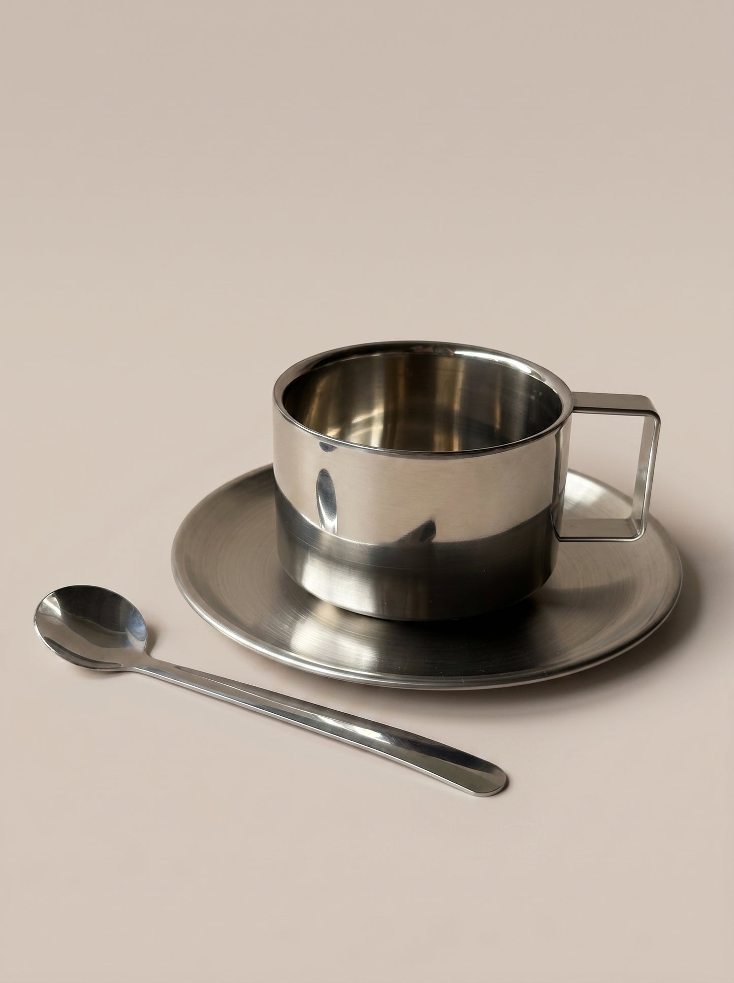 Tazza con piattino e cucchiaino